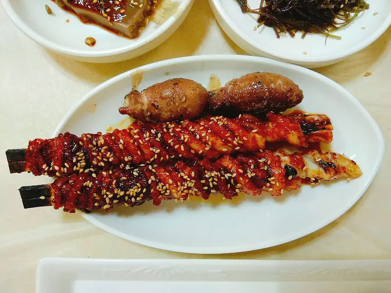 먹음직스러운 낙지 호롱과 머리 구이