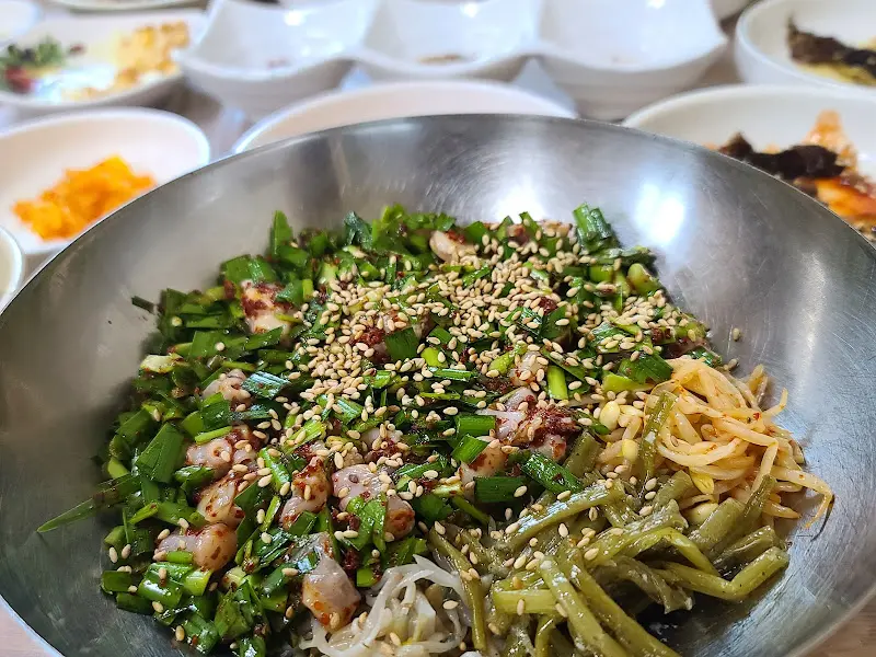 싱싱한 채소와 낙지가 어우러진 비빔밥