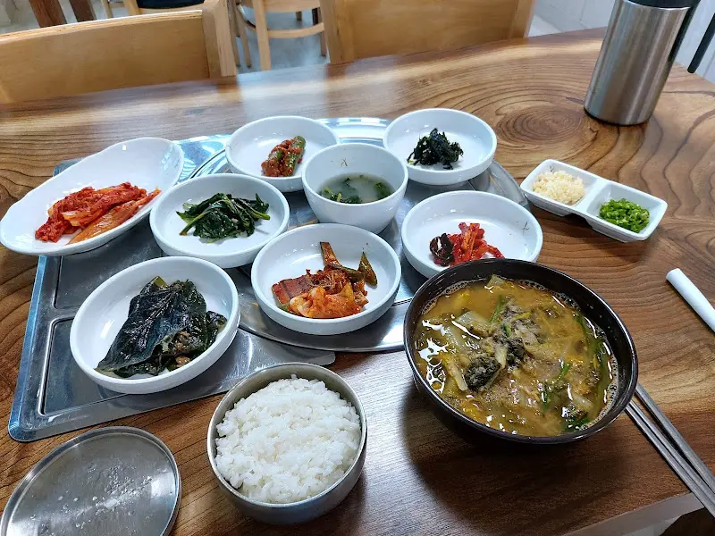 푸짐한 밑반찬과 추어탕 한 상 차림