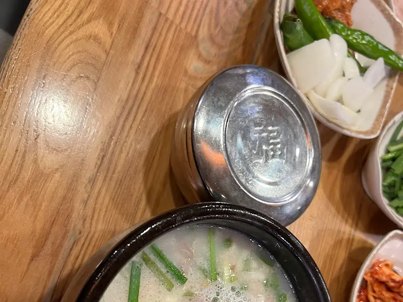 테이블에 놓인 양념통