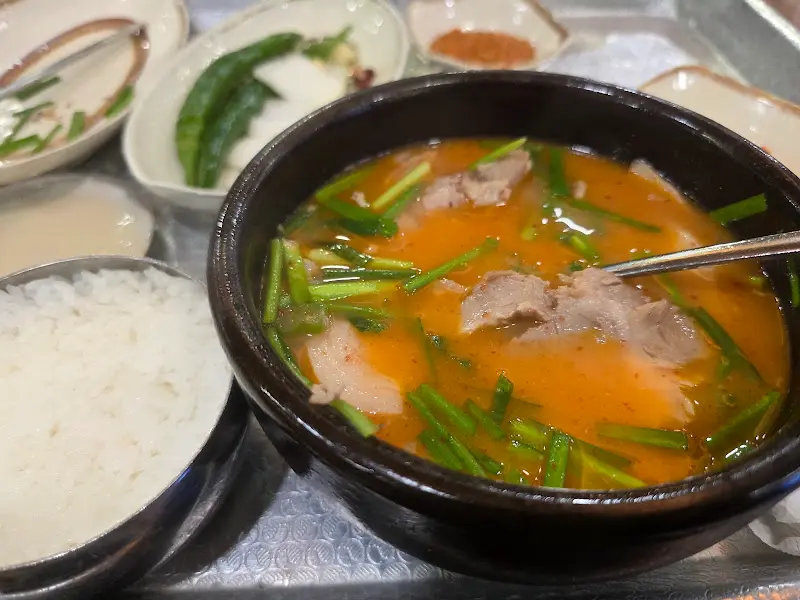 다진 양념을 넣은 돼지국밥