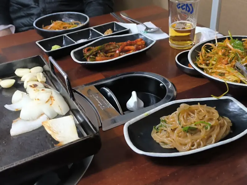 다양한 곁들임 찬과 등심