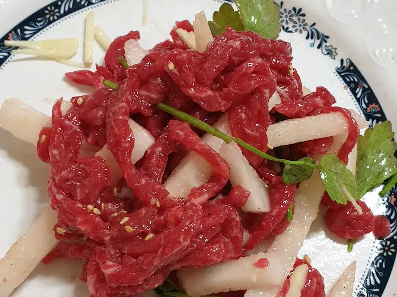 신선한 육회가 놓인 접시