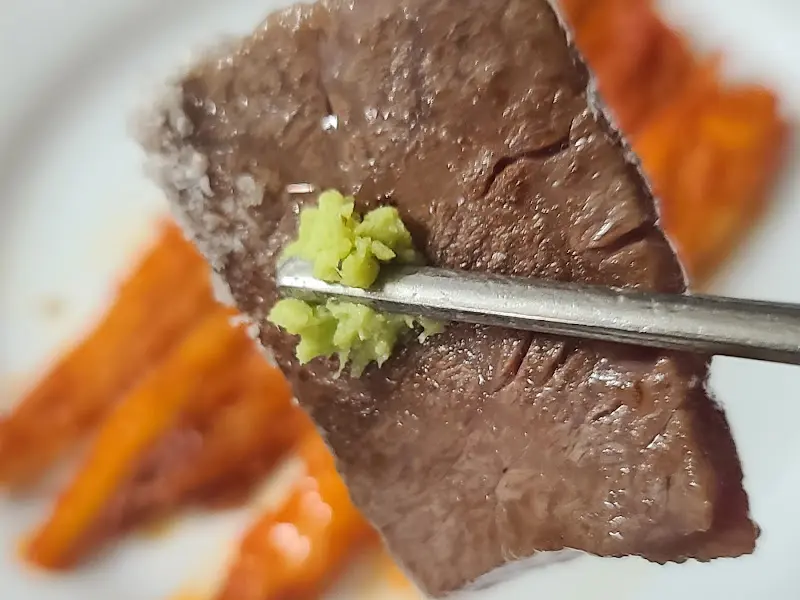 와사비와 함께 제공되는 고기