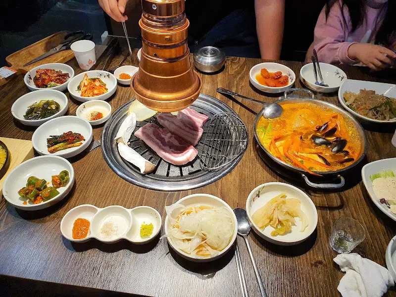 노릇하게 구워진 삼겹살과 밑반찬