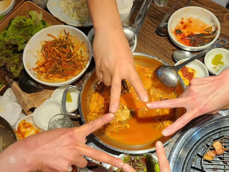 해물탕에 손가락을 담근 모습