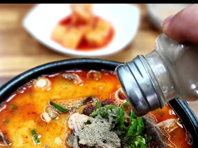 내장국밥에 후추 뿌리기