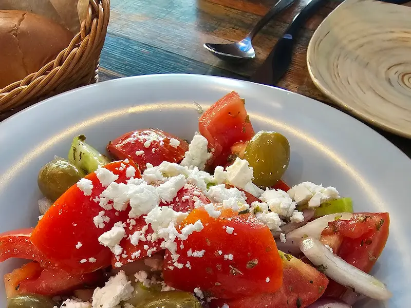 페타 치즈가 듬뿍 올라간 그릭 샐러드