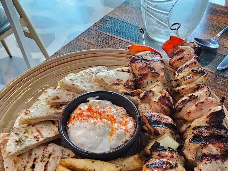 윤기가 흐르는 닭고기 수블라키