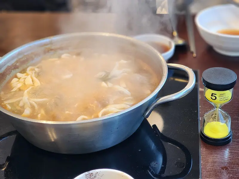 칼국수 끓는 모습