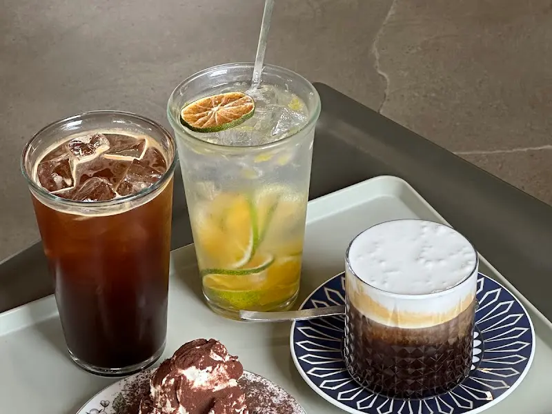 테이블 위에 놓인 아메리카노, 청귤에이드, 아인슈페너, 티라미수