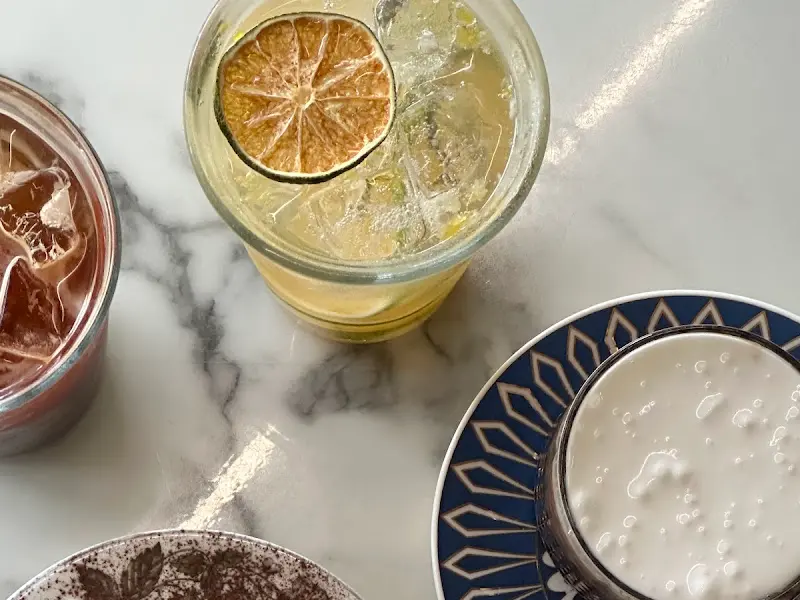 테이블 위에서 내려다본 음료와 티라미수