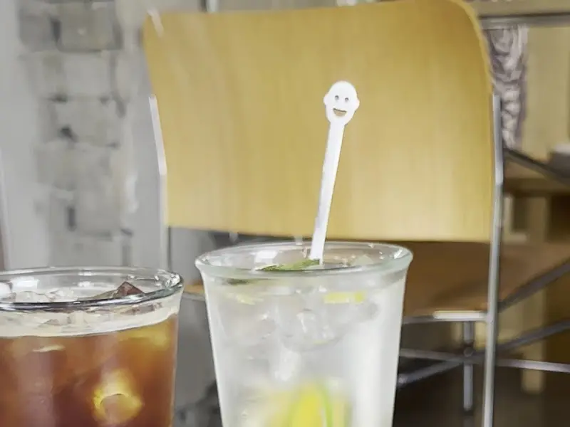 청귤에이드에 꽂힌 스마일 모양의 스틱