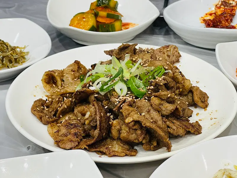 윤기가 흐르는 연탄불고기의 클로즈업 샷