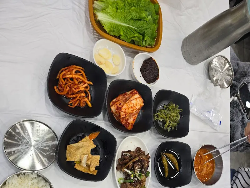 정갈하게 담긴 다양한 밑반찬들