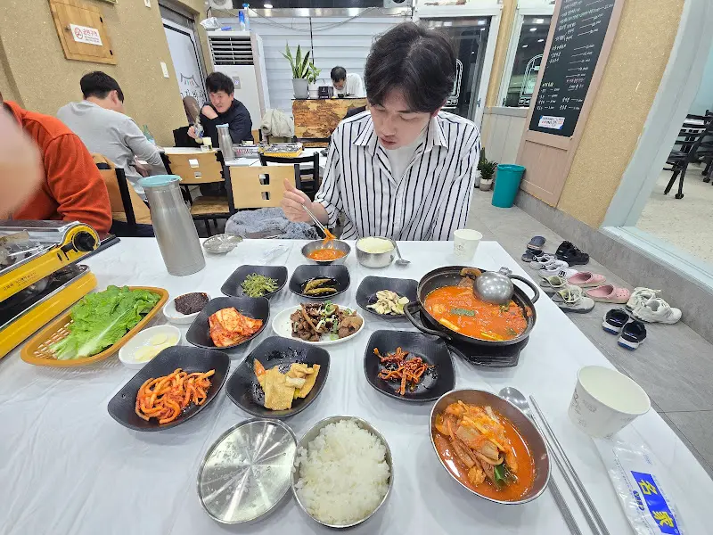 식사를 즐기고 있는 손님들의 모습