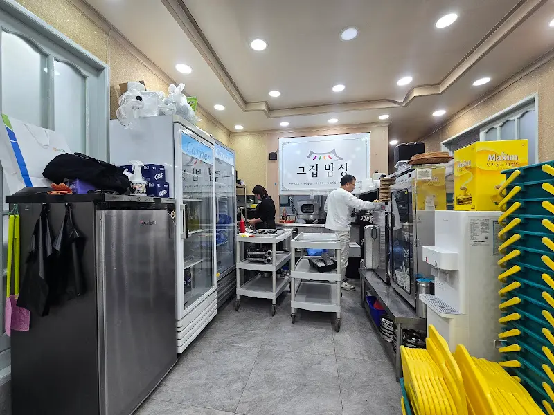 그집밥상의 깔끔하게 정돈된 주방 내부 모습