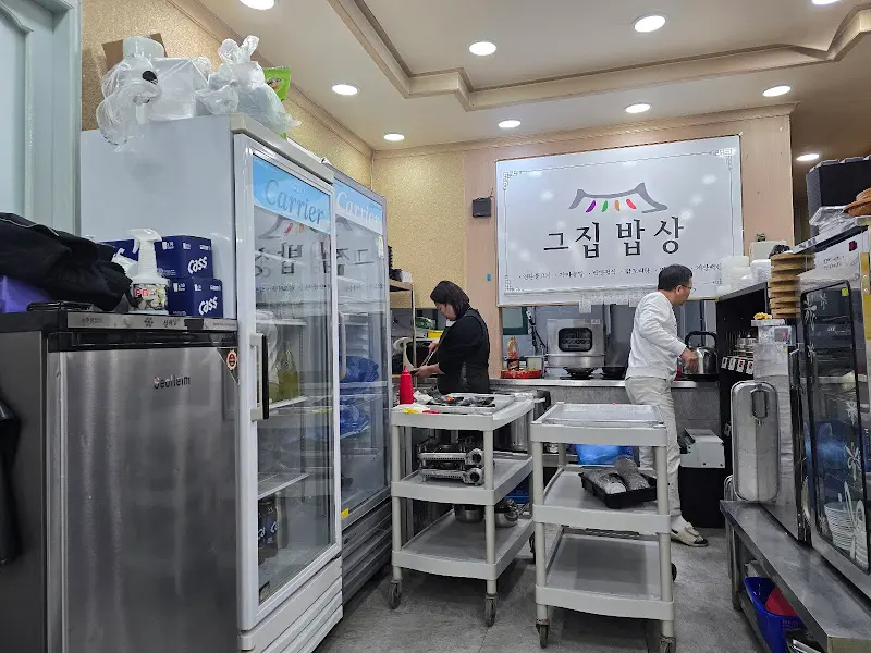 그집밥상의 깔끔하게 정돈된 주방 내부 모습 2