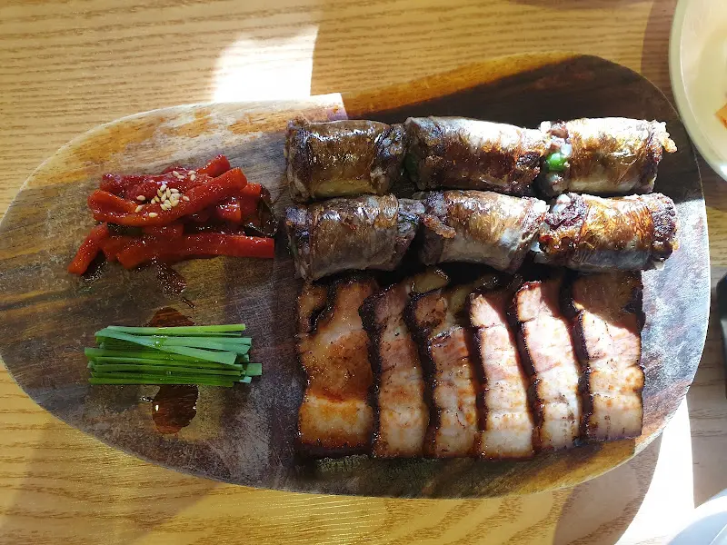 돔베수육과 돔베순대의 모습. 윤기가 흐르고 먹음직스럽다.