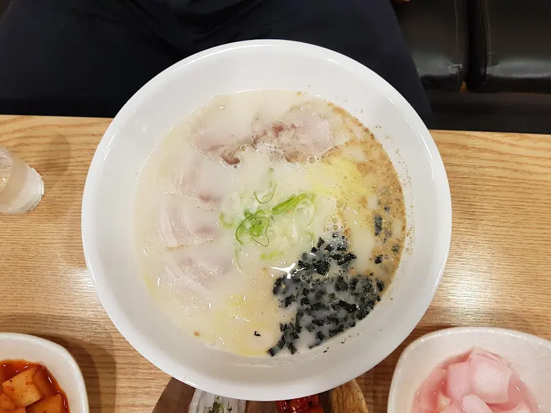 사골 고기국수의 모습. 뽀얀 국물이 인상적이다.