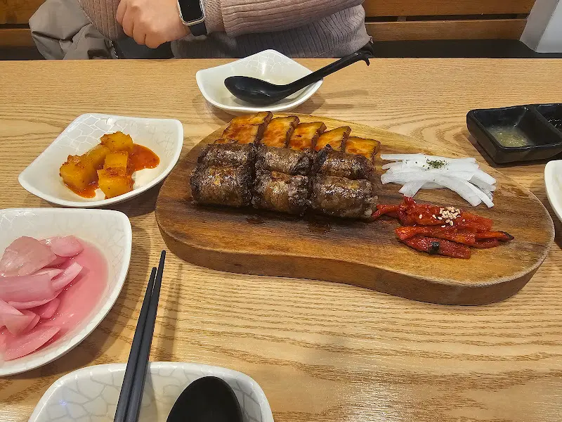 돔베수육과 돔베순대가 나무 도마 위에 정갈하게 담겨 있다.
