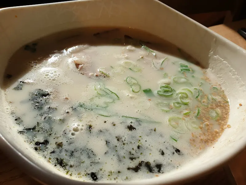 사골 고기국수의 확대 사진. 면발과 고기, 고명이 보인다.