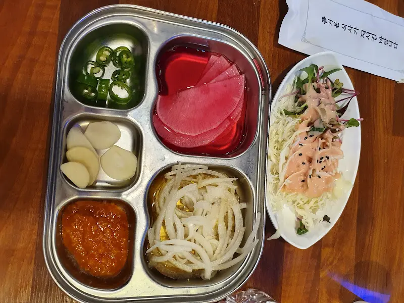 정갈하게 담겨 나온 밑반찬