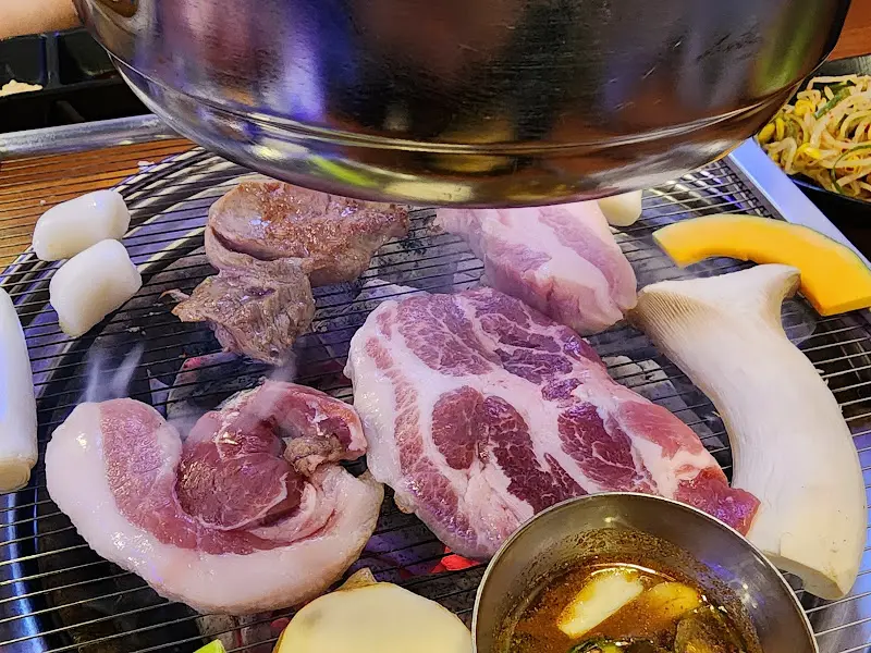 숯불 위에서 맛있게 익어가는 고기