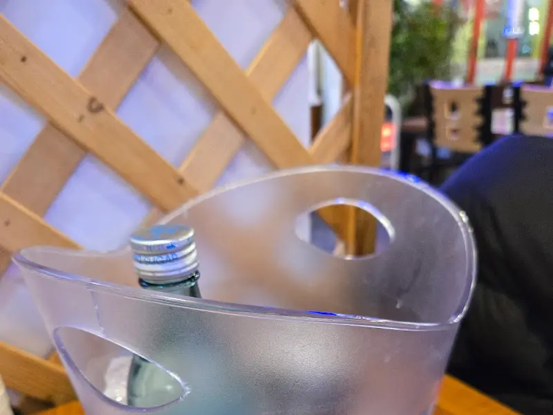 얼음 바구니에 담겨 시원함을 유지한 소주