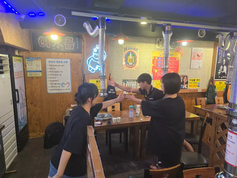 즐거운 식사를 즐기는 손님들