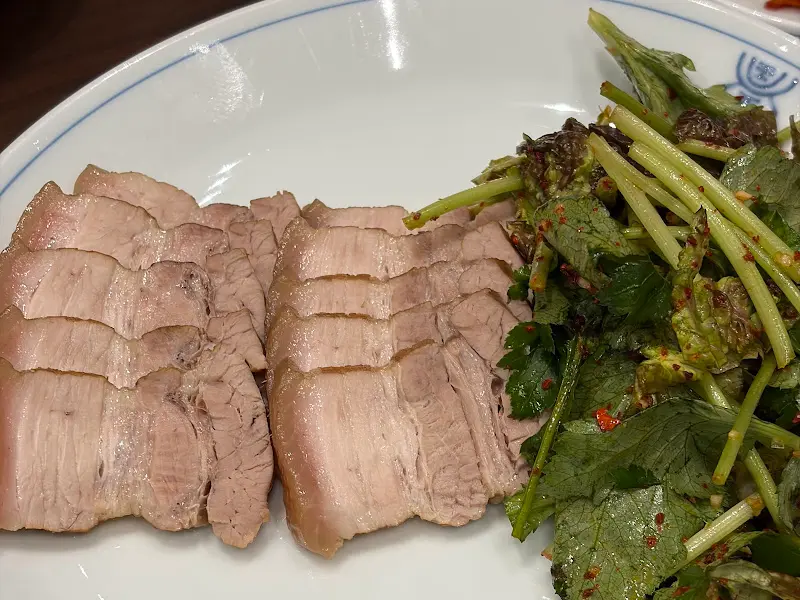 윤기가 자르르 흐르는 수육