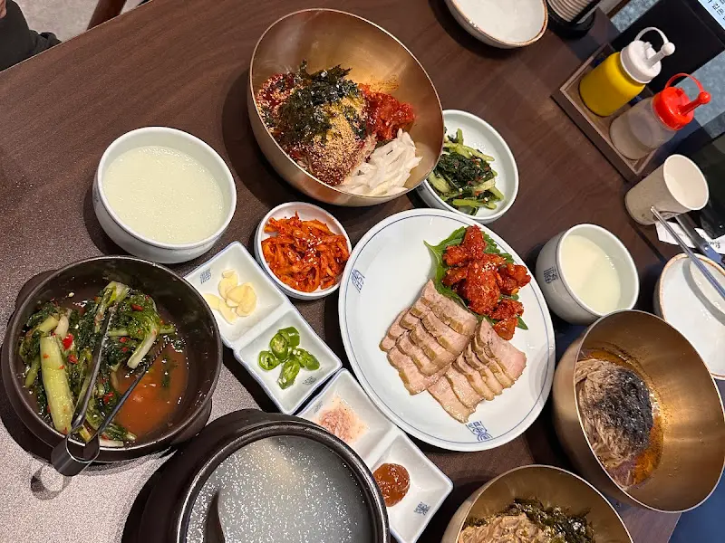 푸짐하게 차려진 한 상