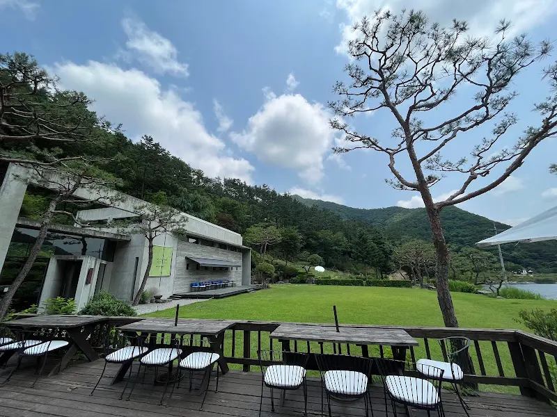 카페 외부 정원