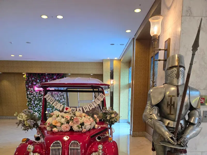 호텔 로비에 있는 결혼식 카트 장식과 갑옷을 입은 기사의 동상