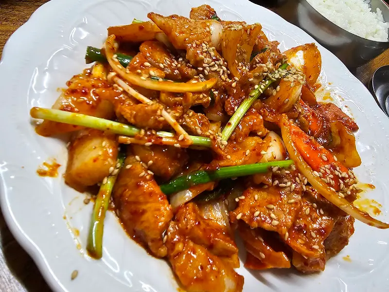 윤기가 흐르는 돼지 두루치기