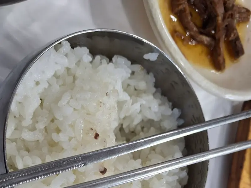 윤기가 흐르는 밥알