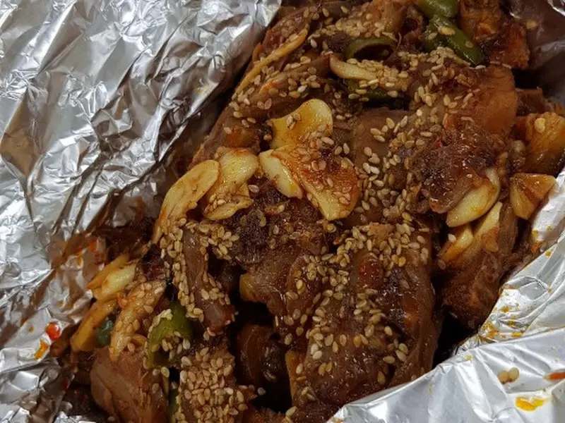 불족발, 매운 양념이 듬뿍 발려 있다.