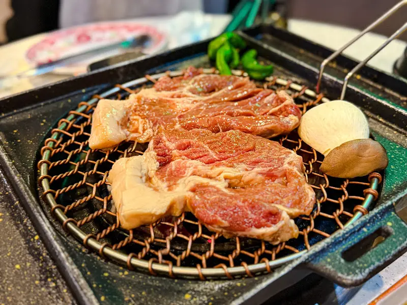 불판 위에 올려진 양념 목살 갈비