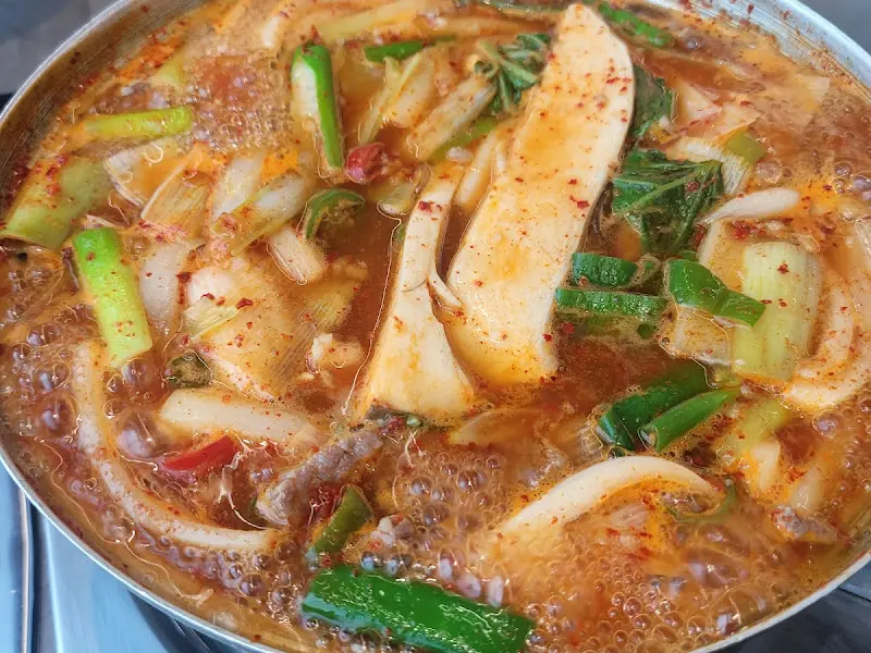 육회비빔밥과 함께 제공되는 가마솥 국밥