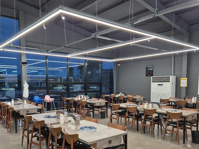 넓고 깨끗하게 단장한 식당 내부