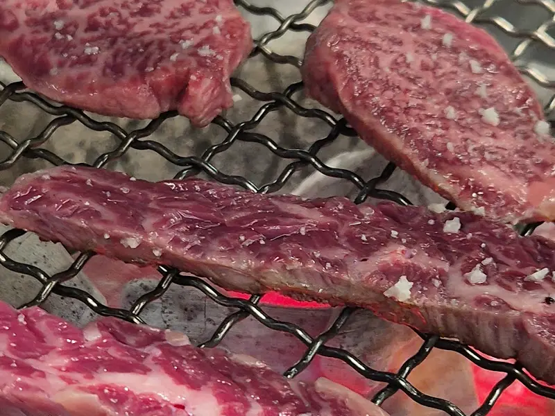 숯불 위에서 익어가는 소고기