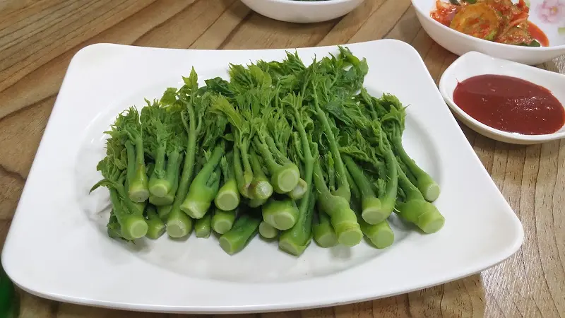 싱싱한 봄나물 한 접시