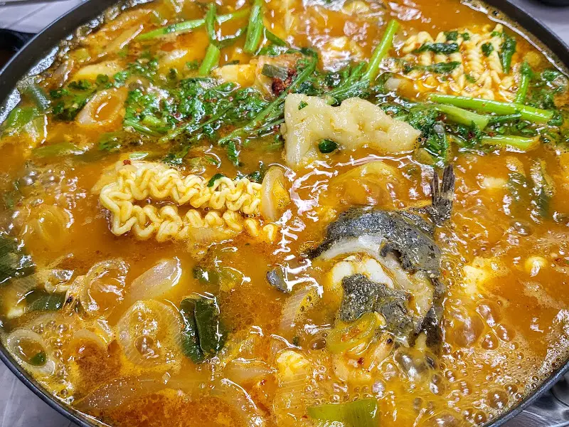 진한 국물과 푸짐한 건더기가 인상적인 매운탕