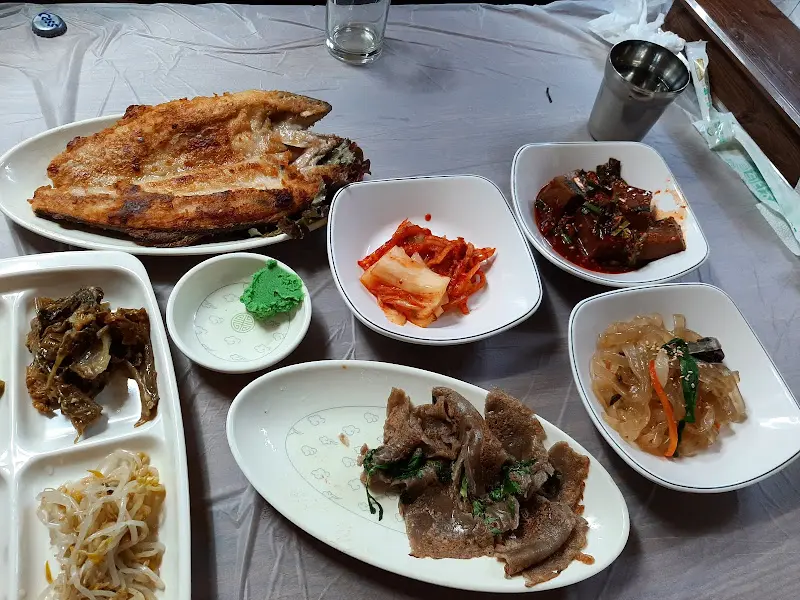 푸짐하게 차려진 한 상