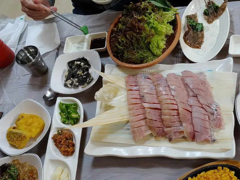 신선함이 눈으로도 느껴지는 산천어회