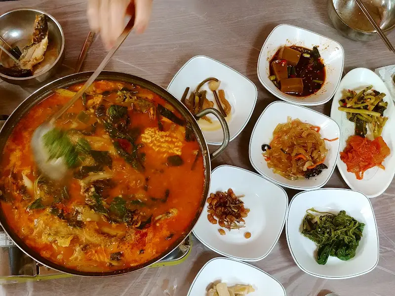 다양한 밑반찬과 매운탕