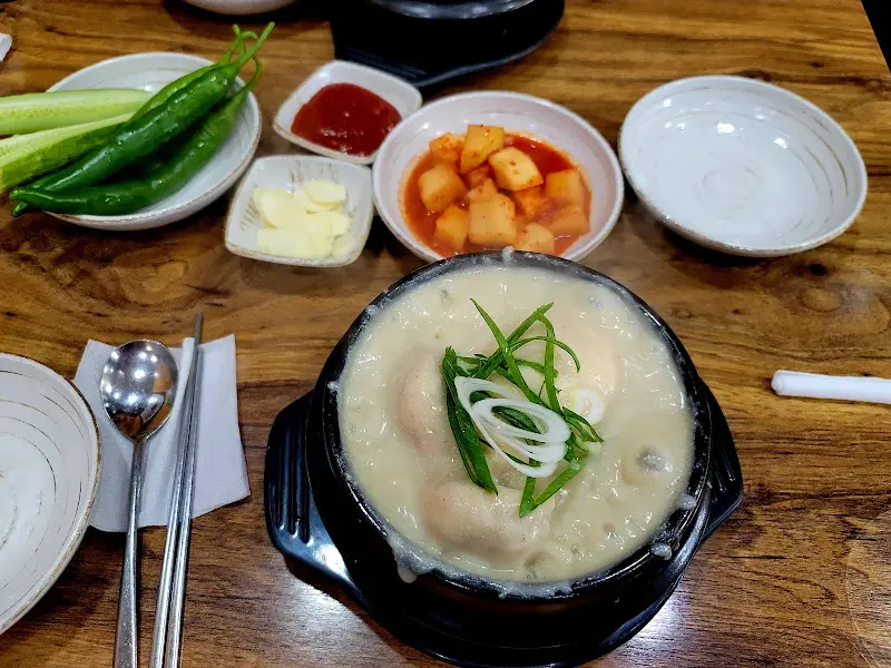 정갈하게 차려진 호수삼계탕의 상차림