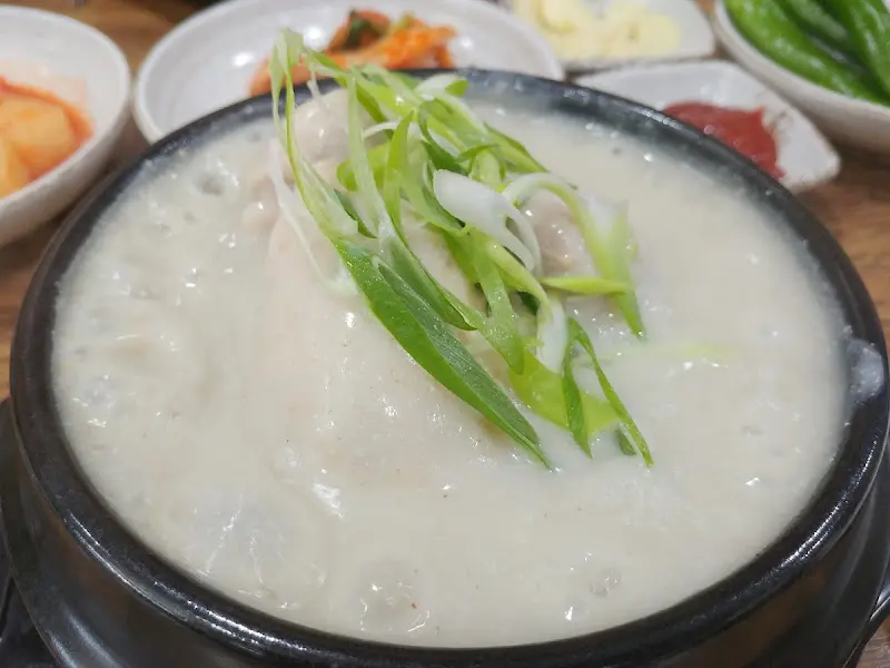 들깨 삼계탕 위를 장식한 파