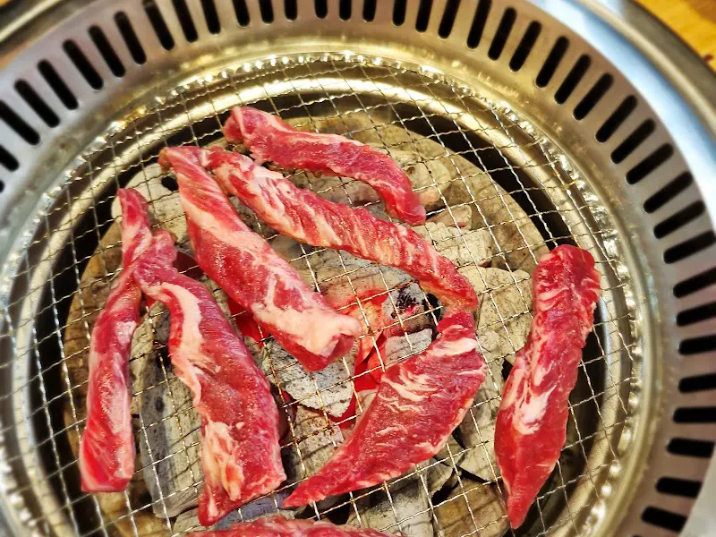 숯불 위에서 익어가는 갈비