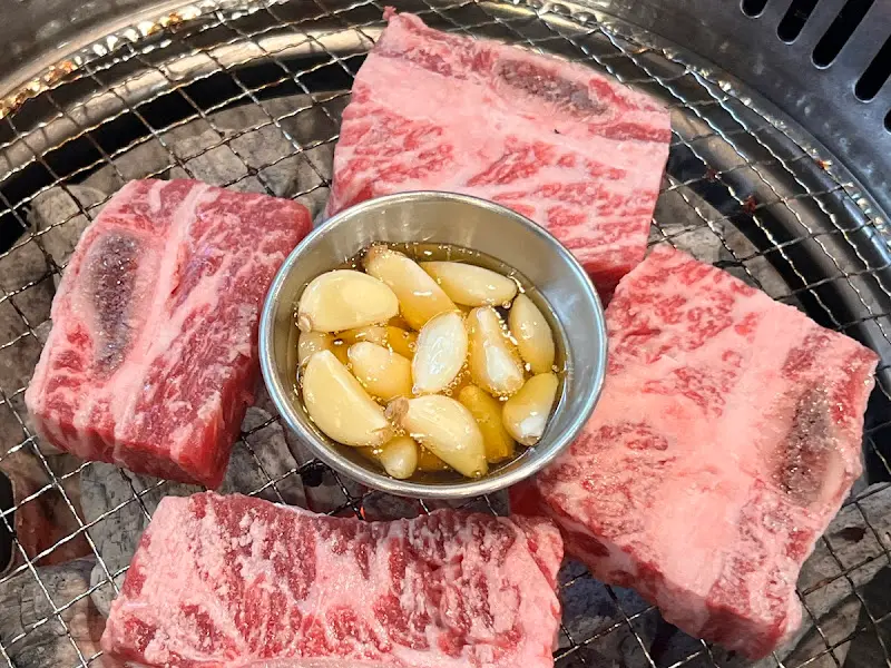 마늘과 함께 구워지는 갈비